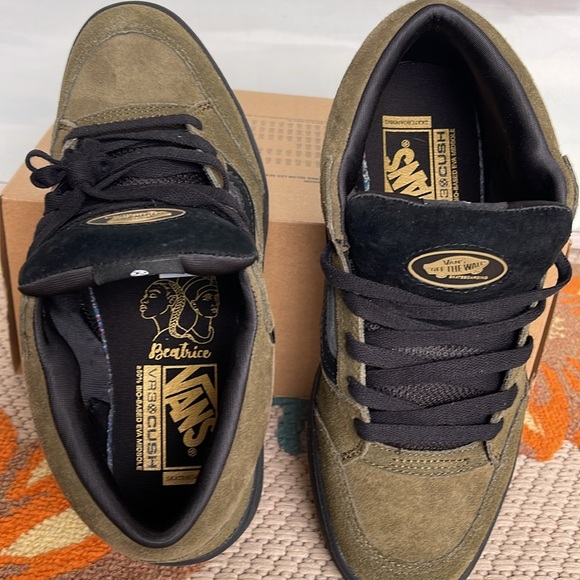 Vans Men’s Zahba Mid
Beatrice Domond Dark Olive
VN000CBSDOL
Sneakers - Picture 12 of 16